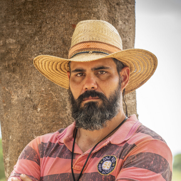 Alcides (Juliano Cazarré) vai levar Maria Bruaca (Isabel Teixeira) para um passeio de rio na novela 'Pantanal'