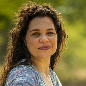 Maria Bruaca (Isabel Teixeira) resolve tomar banho de rio na frente de Alcides (Juliano Cazarré) na novela 'Pantanal'