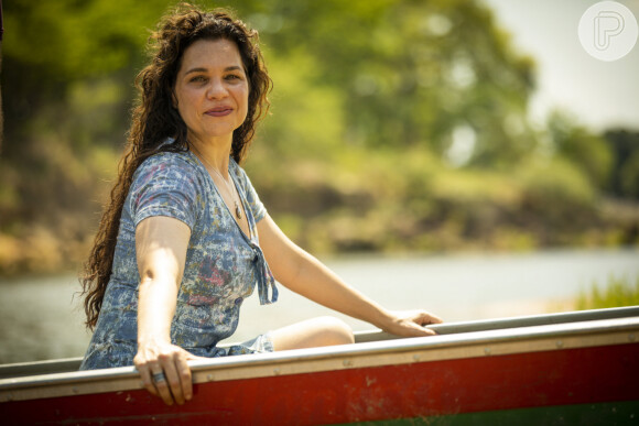 Maria Bruaca (Isabel Teixeira) resolve tomar banho de rio na frente de Alcides (Juliano Cazarré) na novela 'Pantanal'