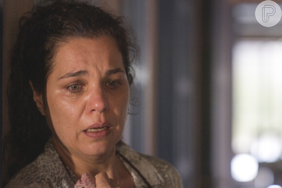 Maria Bruaca (Isabel Teixeira) deixa mágoa de lado e investe em Alcides (Juliano Cazarré) na novela 'Pantanal'