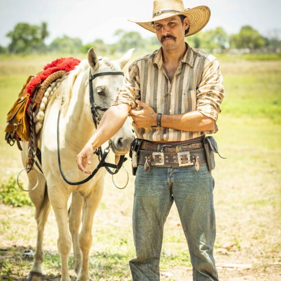 Tibério (Guito) e Muda (Bella Campos) devem se entender no final da novela 'Pantanal' caso seja mantido o fim do peão e da forasteira