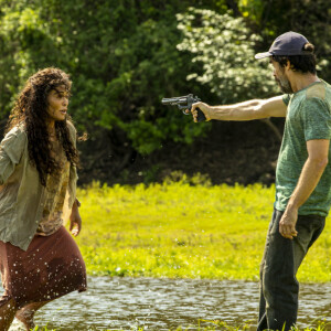 Muda (Bella Campos) contratou um matador de aluguel para matar Maria Marruá (Juliana Paes) na novela 'Pantanal'