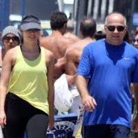 Patricia Poeta se exercita ao lado do marido, Amauri Soares, em praia do Rio