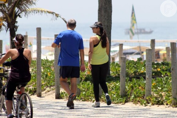 O casal se exercita na praia do Leblon, no Rio de Janeiro