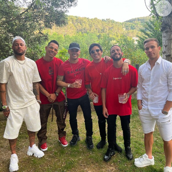 Neymar, também de branco, brincou que os solteiros da festa usavam vermelho