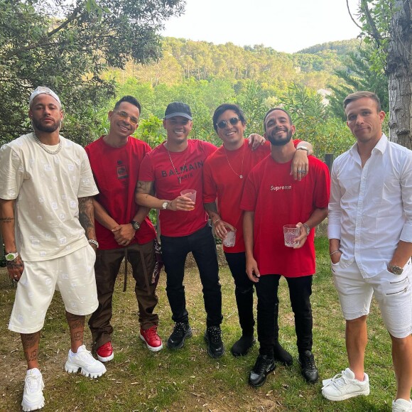 Neymar, também de branco, brincou que os solteiros da festa usavam vermelho