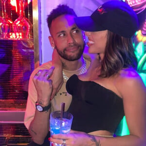 Neymar já usa uma aliança de compromisso com Bruna Biancardi