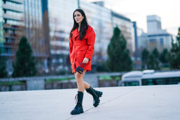 Coturno preto com look vermelho compõe produção fashionista e despojada