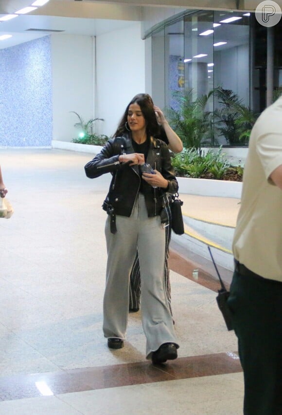 Bruna Marquezine usou look com pegada comfy e coturno nos pés para viajar