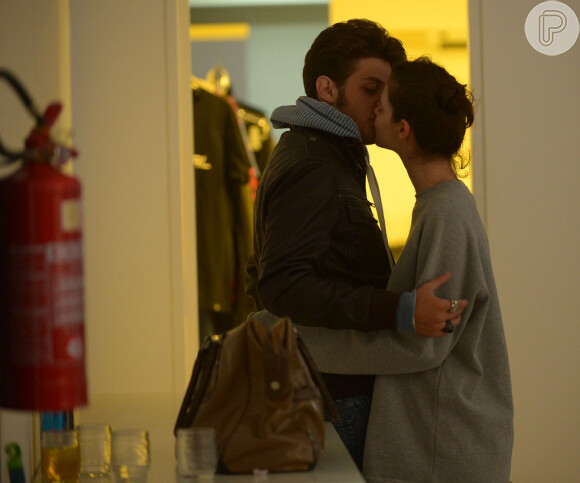 Namorados, Chay Suede e Laura Neiva se beijam nos bastidores do ensaio fotográfico do ator para a campanha de inverno 2015 da marca Fatal