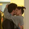 Namorados, Chay Suede e Laura Neiva trocam beijos em bastidores de ensaio fotográfico do ator, em 13 de dezembro de 2014