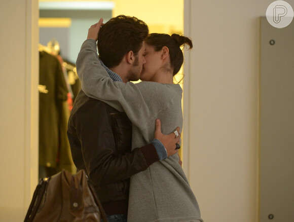 Namorados, Chay Suede e Laura Neiva trocam beijos em bastidores de ensaio fotográfico do ator, em 13 de dezembro de 2014