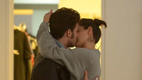 Chay Suede e Laura Neiva trocam beijos nos bastidores de ensaio fotográfico
