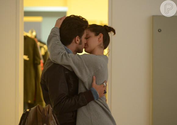 Chay Suede e Laura Neiva não notaram a presença do fotógrafo e trocaram beijos apaixonados