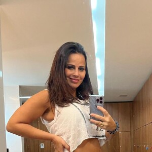 Viviane Araujo exibe barriga de gravidez após exercícios em academia: 'Conferindo o shape da mamãe!'