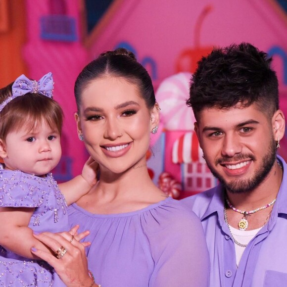Virgínia Fonseca, grávida pela 2ª vez, Zé Felipe e a filha, Maria Alice, combinaram look lilás na festa de 1º aniversário da menina