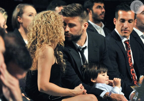 Gerard Piqué traiu Shakira com a mãe de um jogador do Barcelona, segundo o site espanhol El Periódico