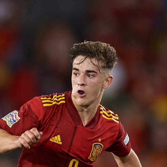 Pablo Gavi tem 17 anos, é uma das grandes promessas do Barcelona atualmente e joga como meio-campista. Ele também atua na Seleção da Espanha