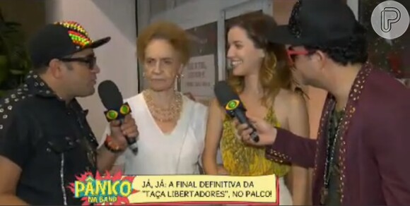 Repórter Christian Pior pergunta para avó de Nathalia Dill se ela acha Roberto Carlos galã