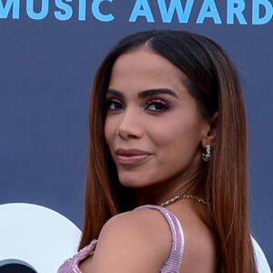 Anitta fez mistério quanto ao novo namorado, mas afirma que ele não é latino e só fala inglês 