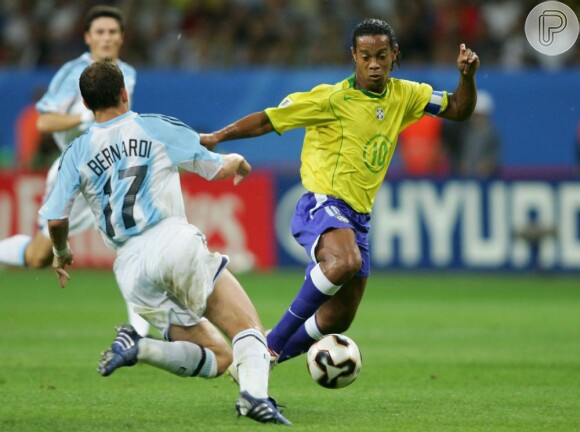 Ronaldinho Gaúcho também é famosos pelos belos dribles em campo