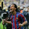 Ronaldinho comemora a vitória do campeonato europeu Liga dos Campeões. Na final, o Barcelona enfrentou o Arsenal na França, em maio de 2006