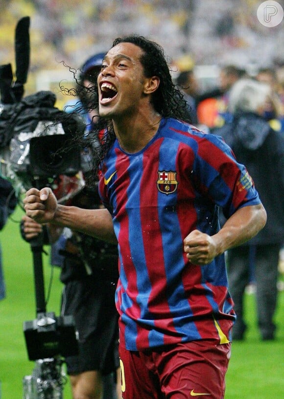 Ronaldinho comemora a vitória do campeonato europeu Liga dos Campeões. Na final, o Barcelona enfrentou o Arsenal na França, em maio de 2006