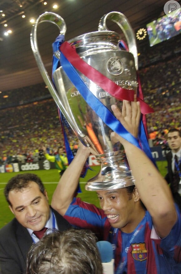 O jogador segurou a taça conquistada com a vitória de 2 a 1 do Barcelona contra o Arsenal, na Liga dos Campeões, em maio de 2006