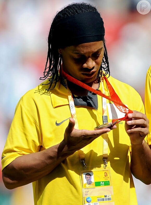 O jogador já ganhou mais de dez títulos. Na foto, ele analisa a medalha de bronze conquistada nas Olimpíadas de Beijing, na China, em agosto de 2008