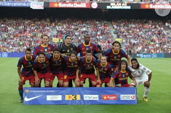 Atacante do Milan, Ronaldinho posou ao lado dos jogadores do Barcelona em agosto de 2010