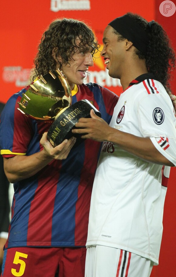 O zagueiro do Barcelona Puyol entregou o troféu de melhor jogador a Ronaldinho Gaúcho no 45º Joan Gamper, em Barcelona em agosto de 2010