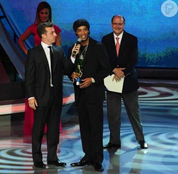 Ronaldinho Gaúcho recebeu das mãos de Luciano Huck o prêmio Craque Brasileirão 2011, no Auditório do Ibirapuera em São Paulo, em dezembro de 2011