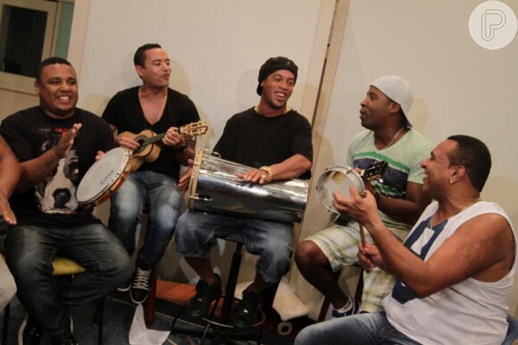 Sempre que tem um tempo livre, o jogador se reúne com amigos para curtir um samba. Na foto, ele gravou a música 'Preste Atenção 'com o grupo Samba Pra Gente, em dezembro de 2011