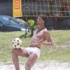 Nos dias de sol, Ronaldinho Gaúcho vai à praia da Barra da Tijuca, no Rio, para jogar futvolei com os amigos