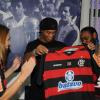 Em janeiro de 2011, o craque recebeu a camisa do Flamengo das mãos da ex-presidente do clube Patrícia Amorim. Ao lado do jogador está o atacante Vagner Love