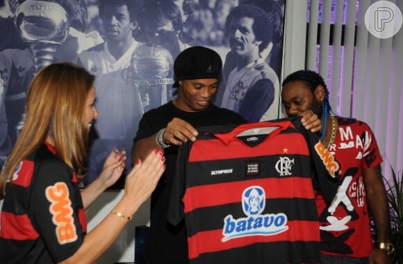Em janeiro de 2011, o craque recebeu a camisa do Flamengo das mãos da ex-presidente do clube Patrícia Amorim. Ao lado do jogador está o atacante Vagner Love
