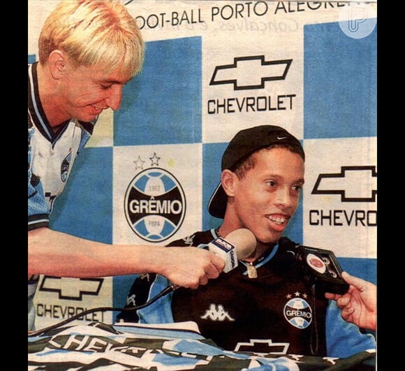 O primeiro time que o atacante integrou foi o Grêmio, em 1998. Ronaldinho ficou no time gaúcho até o ano 2000. Com muito destaque em campo, Ronaldinho foi contratado para atuar no Paris Saint-Germain no ano seguinte