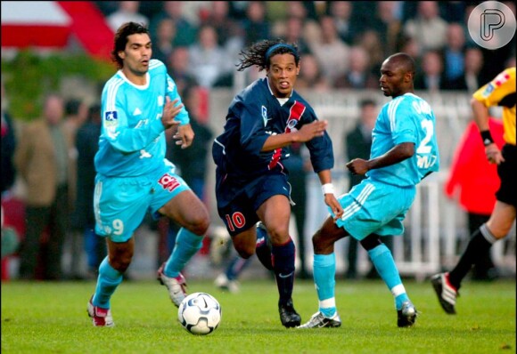 No ano de 2001, Ronaldinho deixou o clube gaúcho Grêmio para jogar no time francês