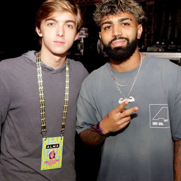 Filho de Luciano Huck e Angélica, Joaquim posou com Gabigol em festival no Rio