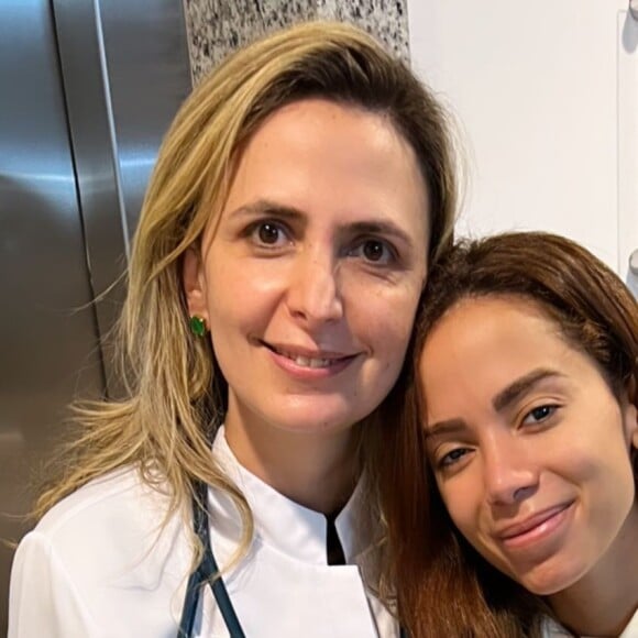 Anitta apareceu ao lado de uma médica cardiologista e deixou os fãs ainda mais preocupados