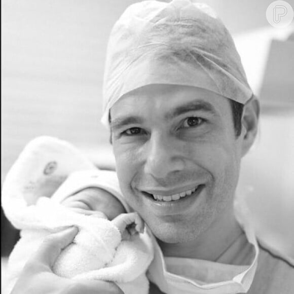 Marcus Buaiz, marido de Wanessa, posando com o filho caçula, João Francisco, ainda recém-nascido
