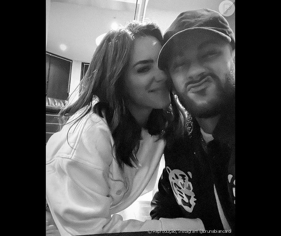 Neymar e a namorada, Bruna Biancardi, posam juntos na praia em Miami