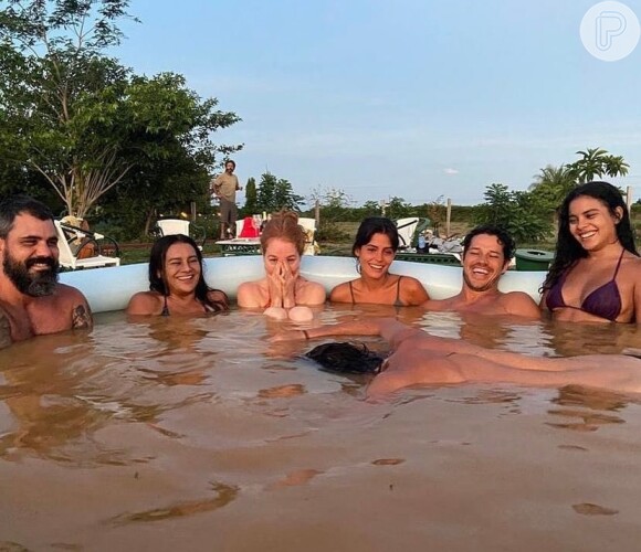 Elenco de 'Pantanal' gosta de tomar banhos de rio e piscina juntos