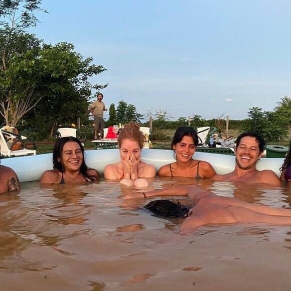Elenco de 'Pantanal' gosta de tomar banhos de rio e piscina juntos
