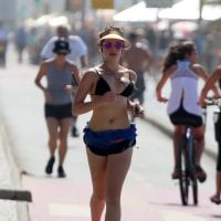 Bruna Linzmeyer corre de biquíni e shortinho e mostra boa forma na orla do Rio