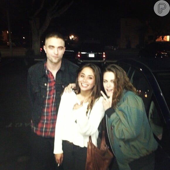 Robert Pattinson e Kristen Stewart são vistos juntos em uma bar de Los Angeles, na noite de 20 de março de 2013. A foto foi tirada por uma fã