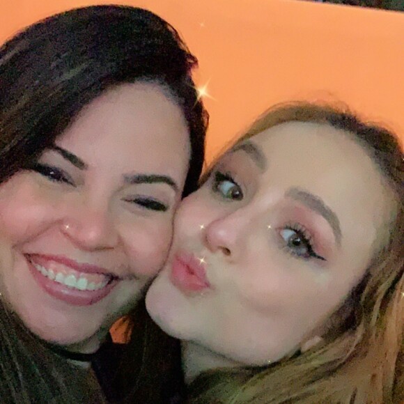 Uma internauta publicou uma foto com Larissa Manoela na festa