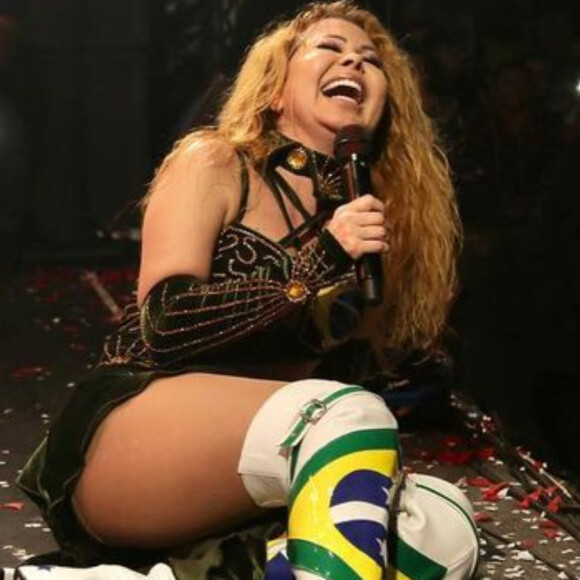 Joelma se desequilibrou e caiu com as pernas para cima em show