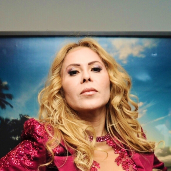 Joelma levou um tombo no palco enquanto mostrava toda a sua potência dançando uma das músicas