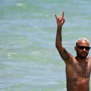 Enquanto fica por dentro das polêmicas do futebol brasileiro, Neymar curte um período de férias nos Estados Unidos